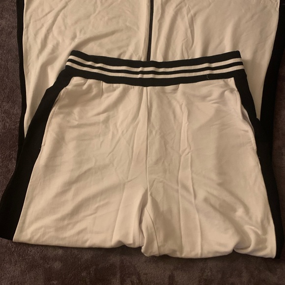 Super Cute Flare Pants 🖤🤍 - Picture 2 of 4